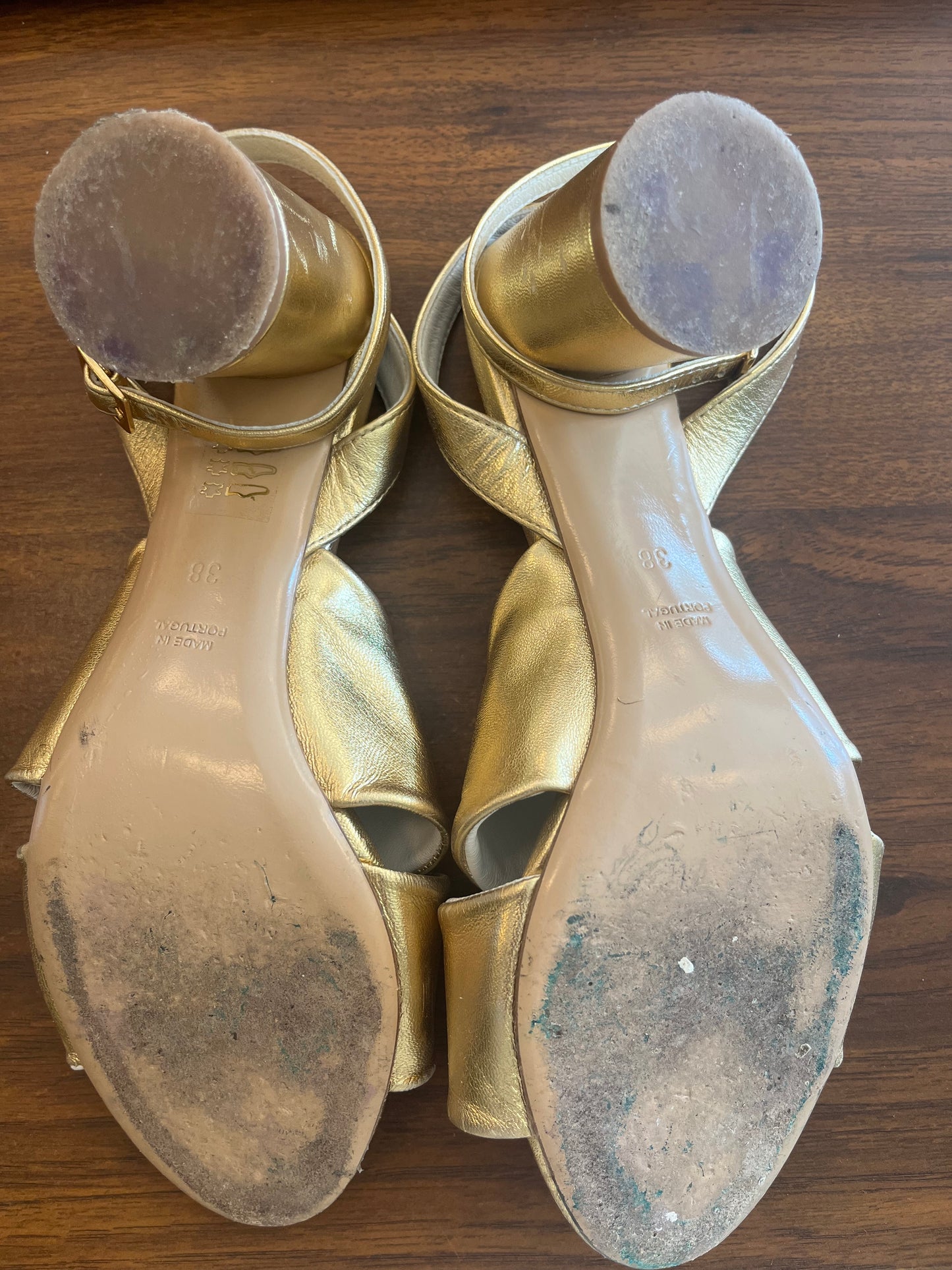 Maguire gold pumps, 38