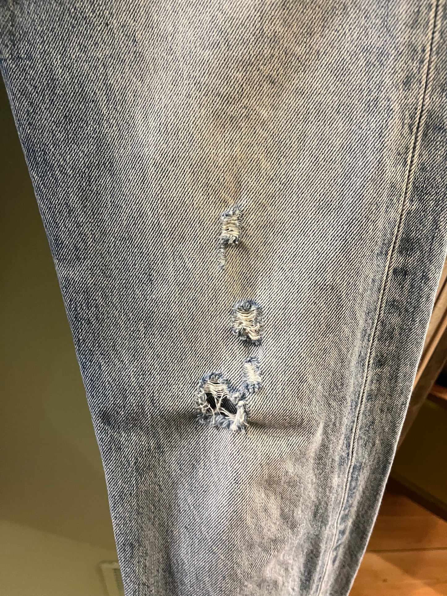 Non vintage distressed light wash levis white oak cone denim jeans, 27/small