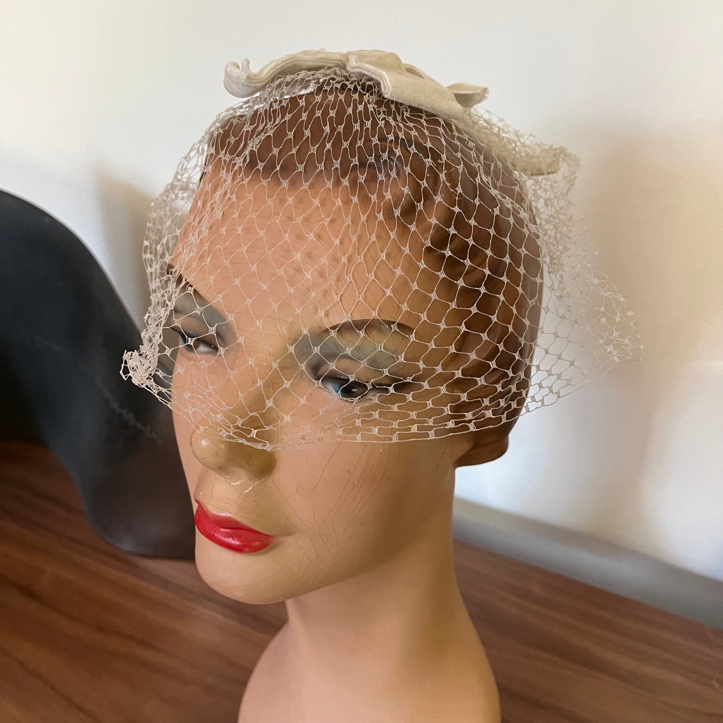 Vintage 1960’s Veil Bow & Comb Hat
