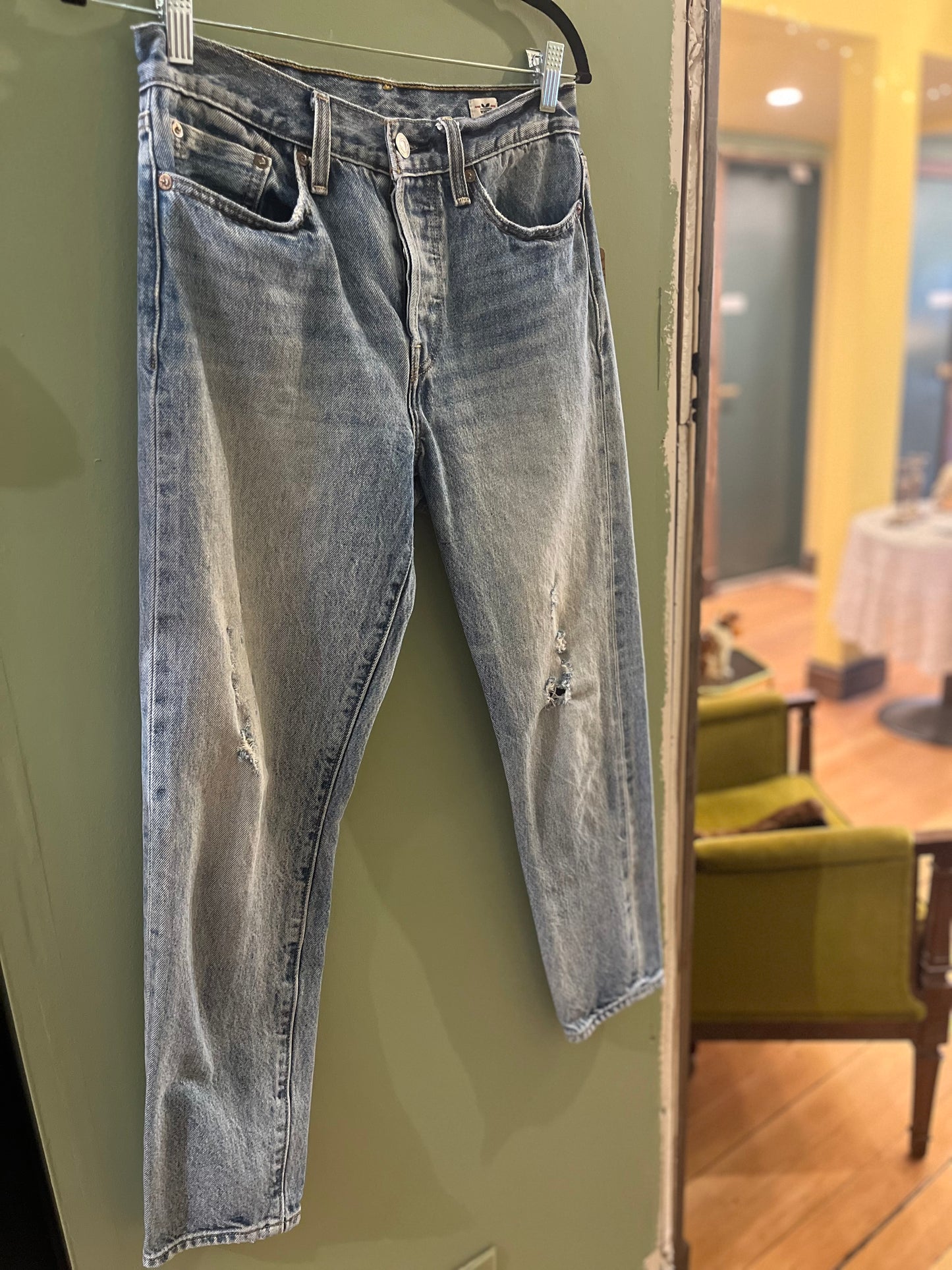 Non vintage distressed light wash levis white oak cone denim jeans, 27/small