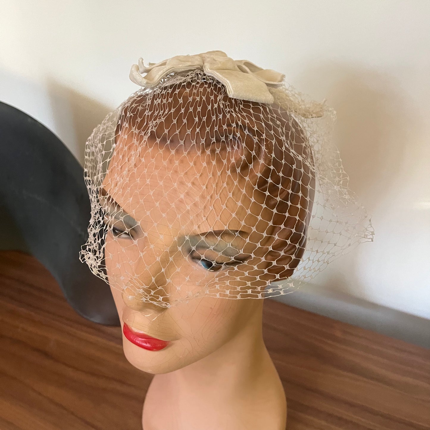 Vintage 1960’s Veil Bow & Comb Hat