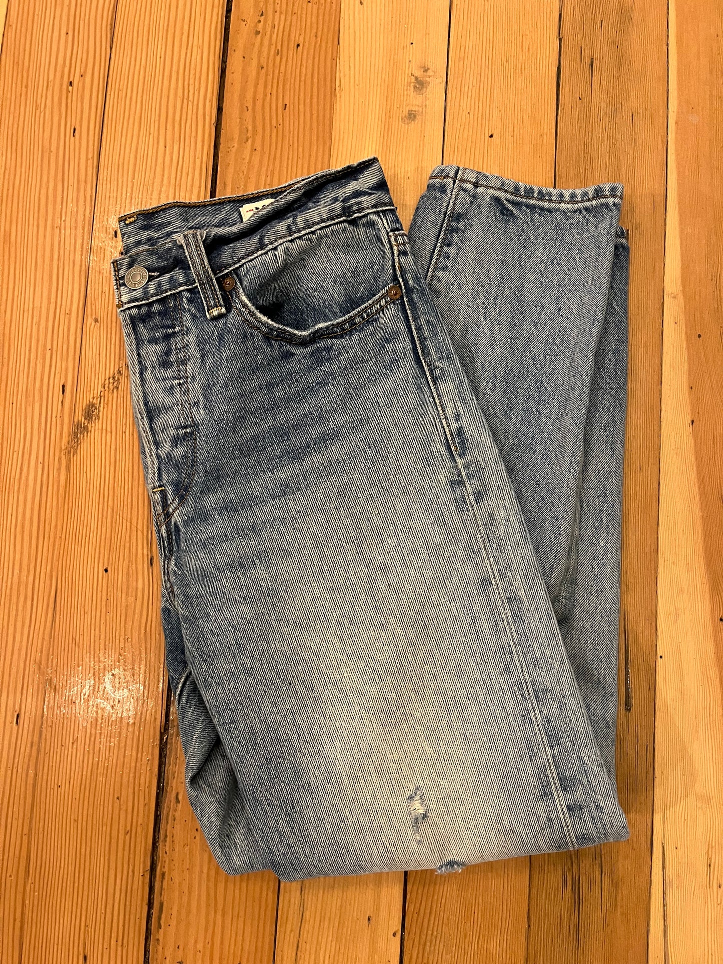 Non vintage distressed light wash levis white oak cone denim jeans, 27/small
