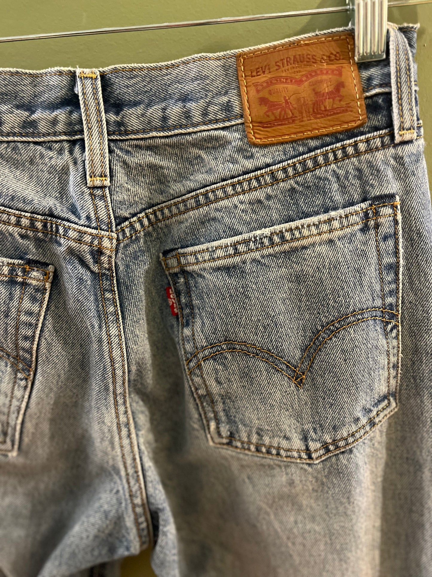 Non vintage distressed light wash levis white oak cone denim jeans, 27/small
