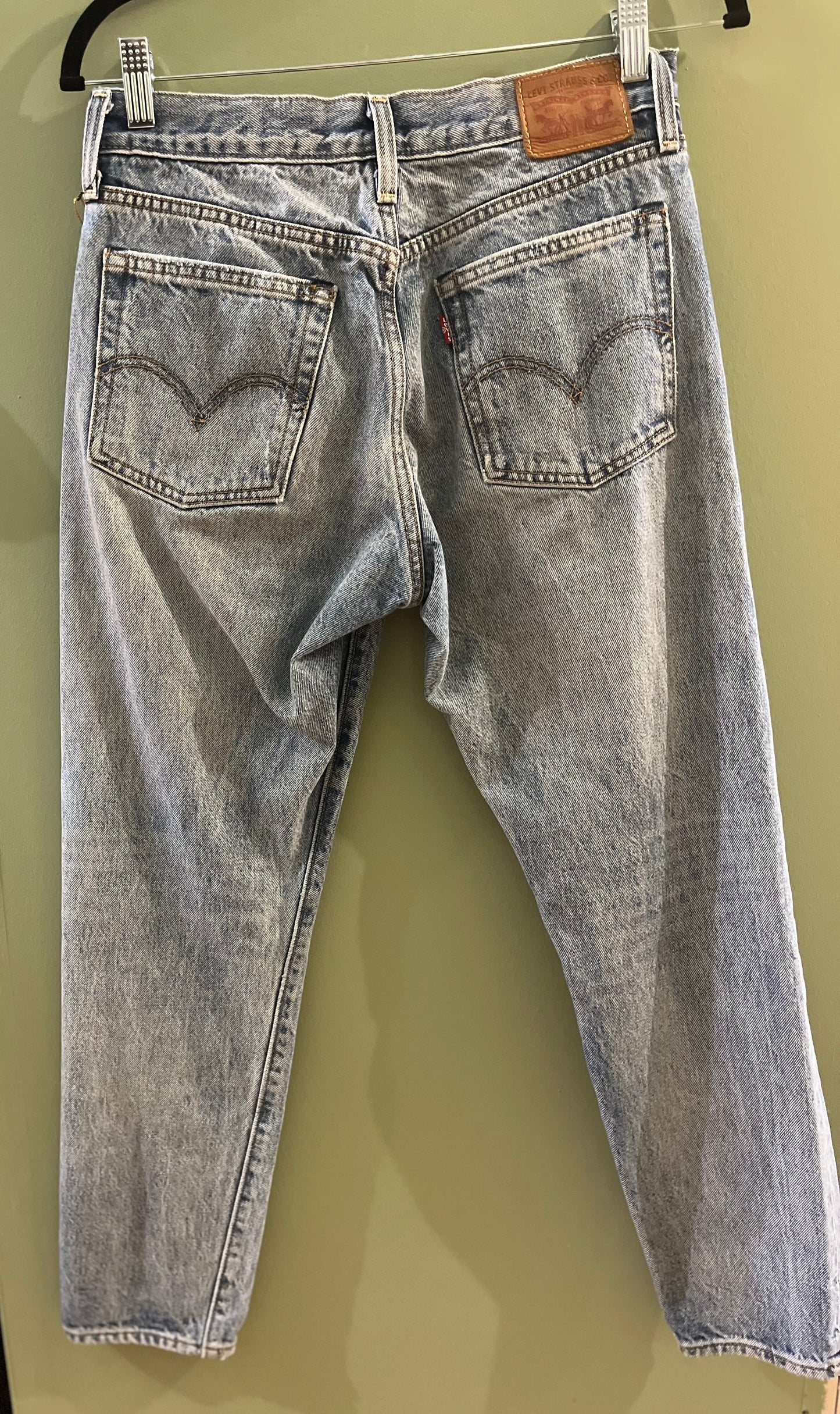 Non vintage distressed light wash levis white oak cone denim jeans, 27/small