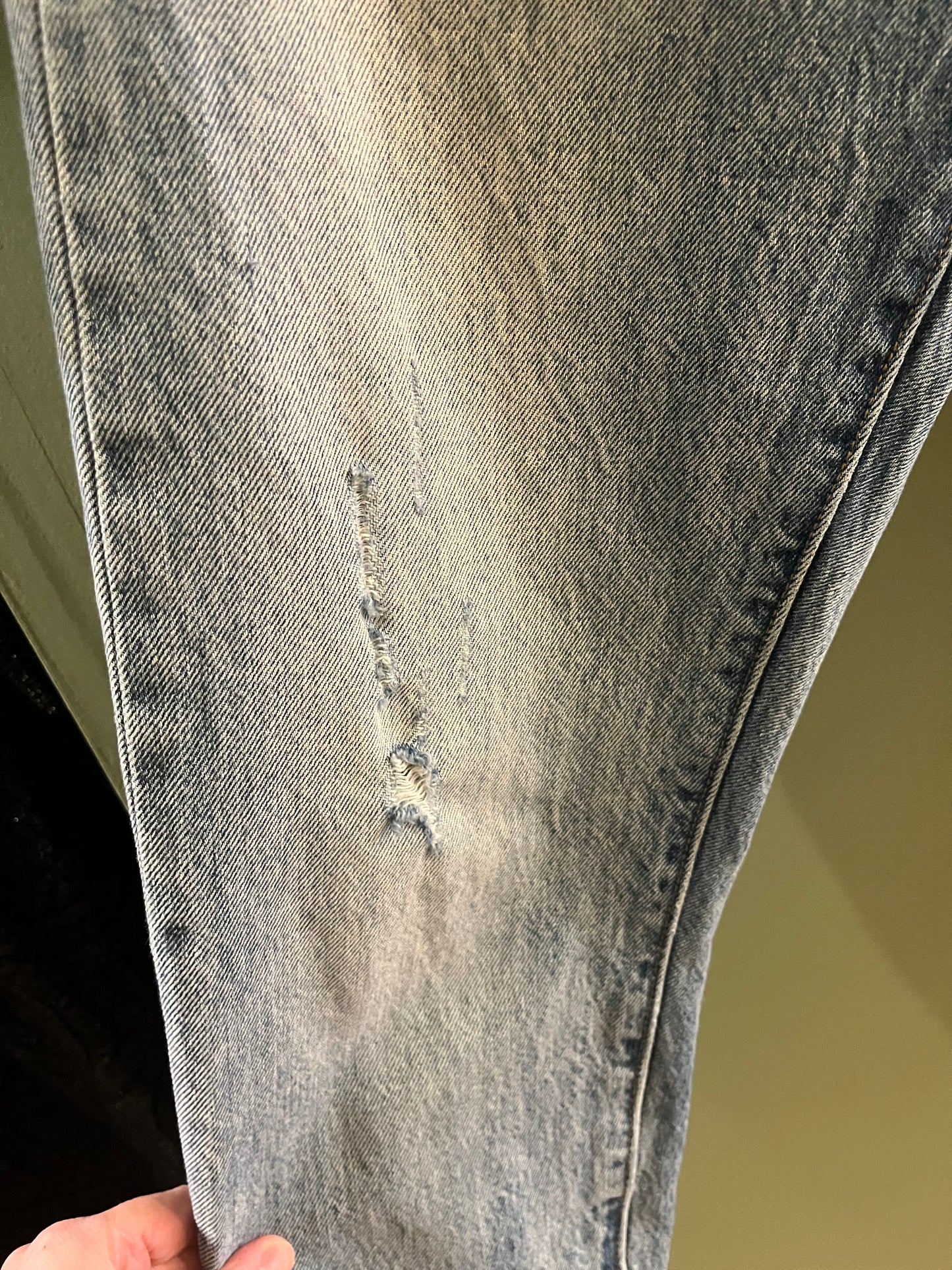 Non vintage distressed light wash levis white oak cone denim jeans, 27/small