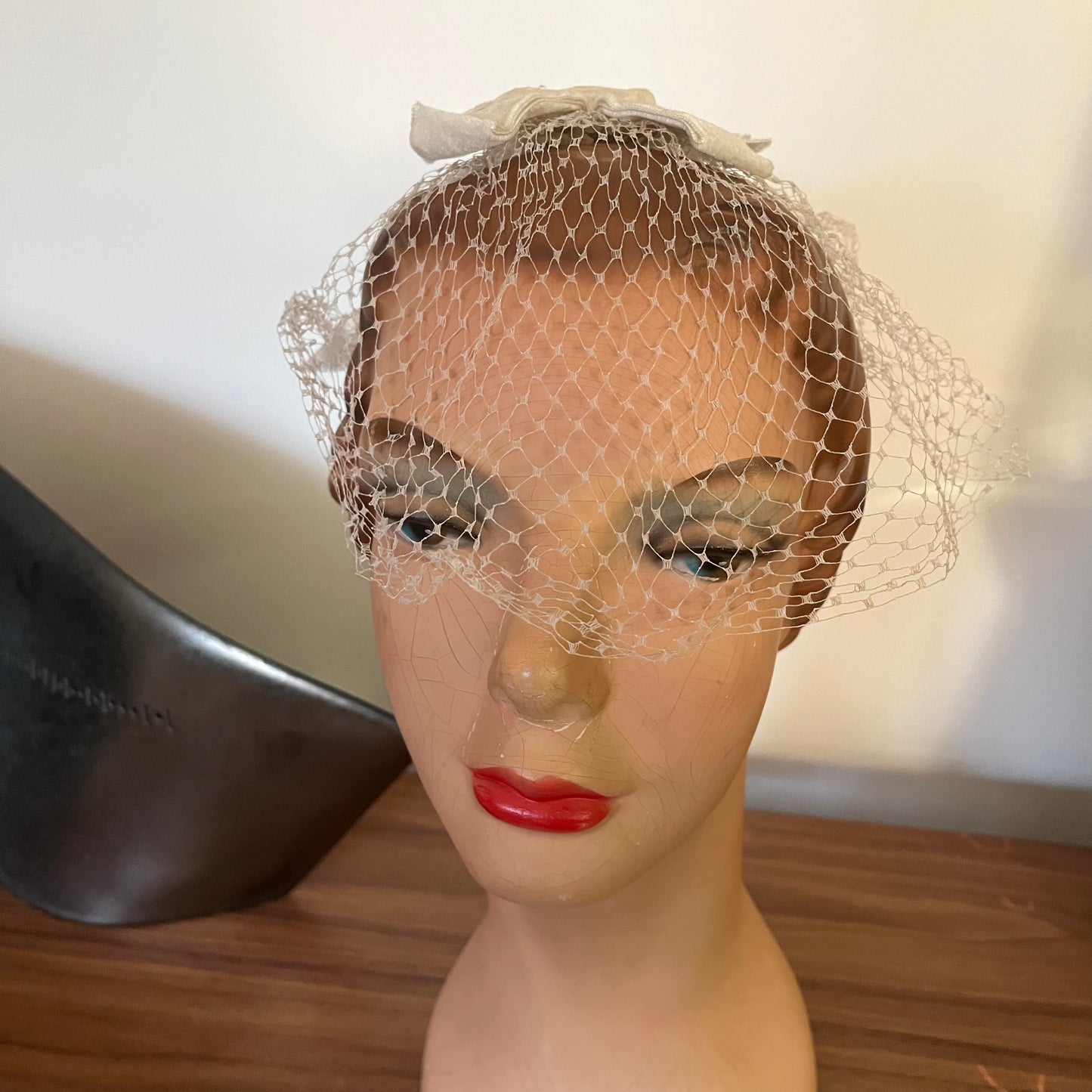 Vintage 1960’s Veil Bow & Comb Hat